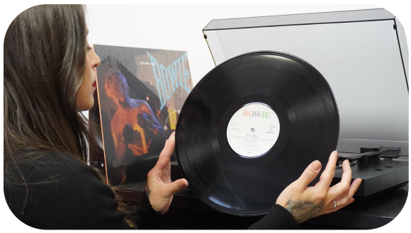 El regreso del vinilo, porque los músicos valoran más los formatos análogos. Cuando la música busca sentirse, no solo escucharse.